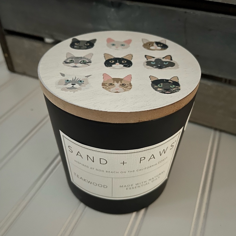 SAND+FOG Teakwood 21oz Kitty Cat Candle